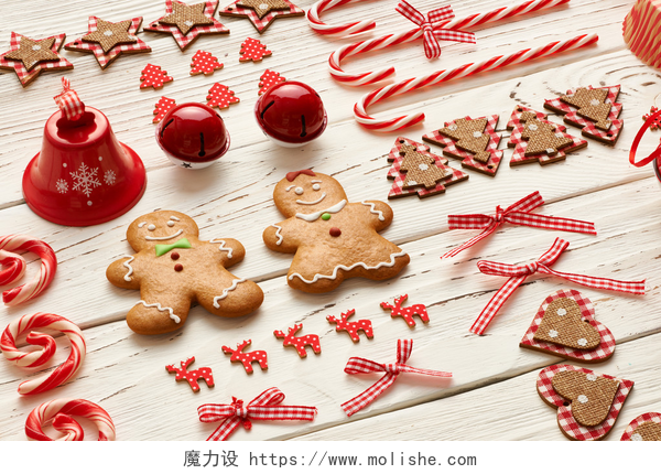 圣诞节装饰品和姜人饼特写圣诞饼干和装饰